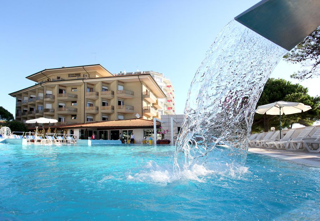 Hotel Bristol Lignano Sabbiadoro Exterior foto